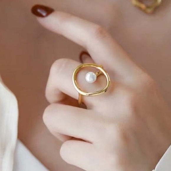 Jewelry - 18K gold plated pearl ring